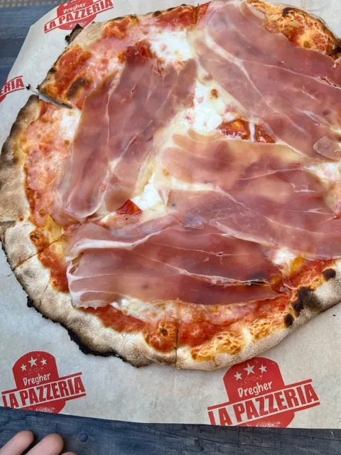Pizza with prosciutto crudo