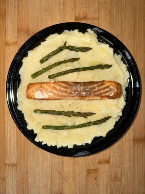 Salmon on mashed potatoes with asparagus
